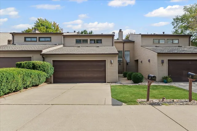 $339,900 | 7 Briar Hill Circle, Unit 7, Champaign, IL 61822