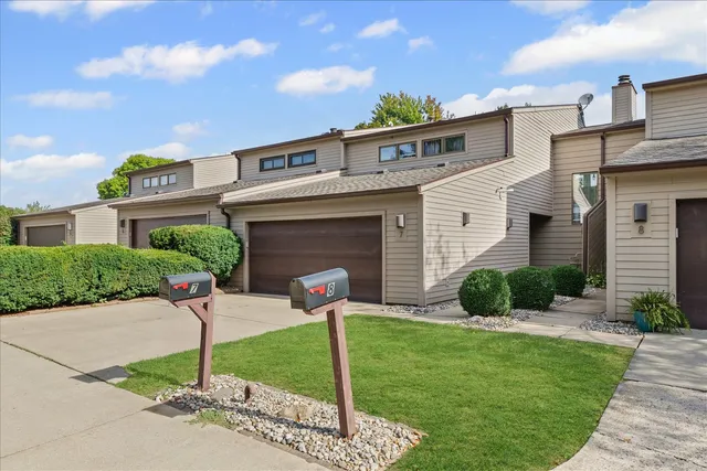 $339,900 | 7 Briar Hill Circle, Unit 7, Champaign, IL 61822