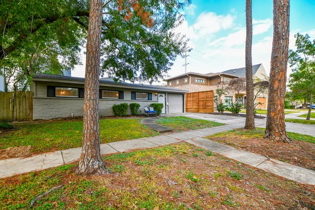 a view of house with a yard