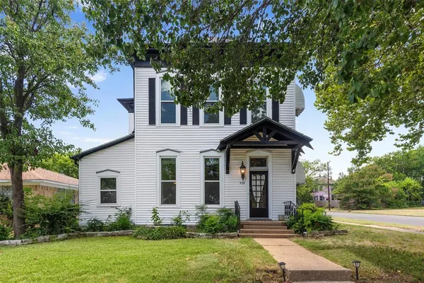 $299,900 | 930 West Sears Street, Denison, TX 75020
