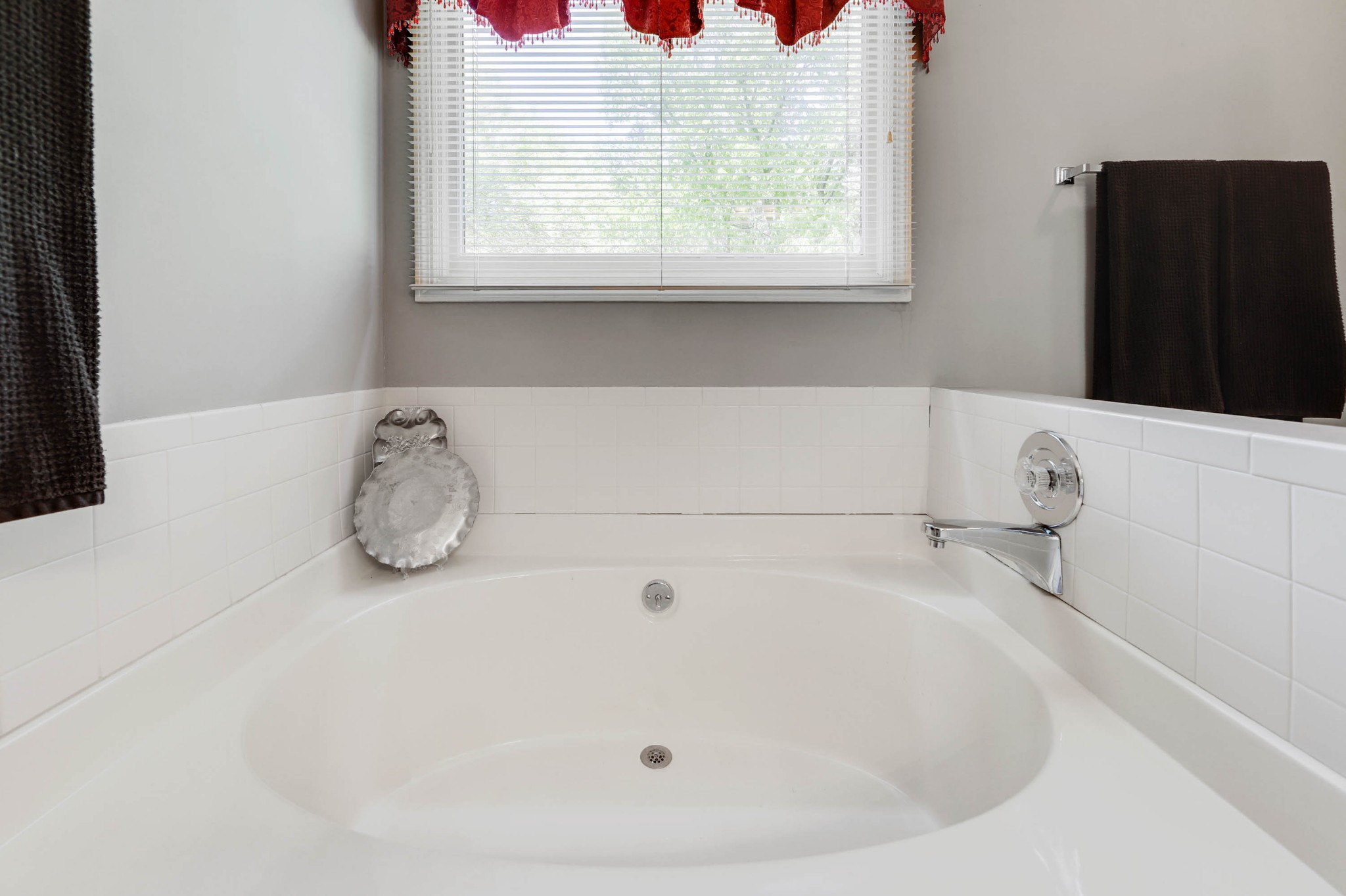 2721 Callis Road Lebanon, TN 37090 - Photo 22 of 38 a bathroom with a tub and a window