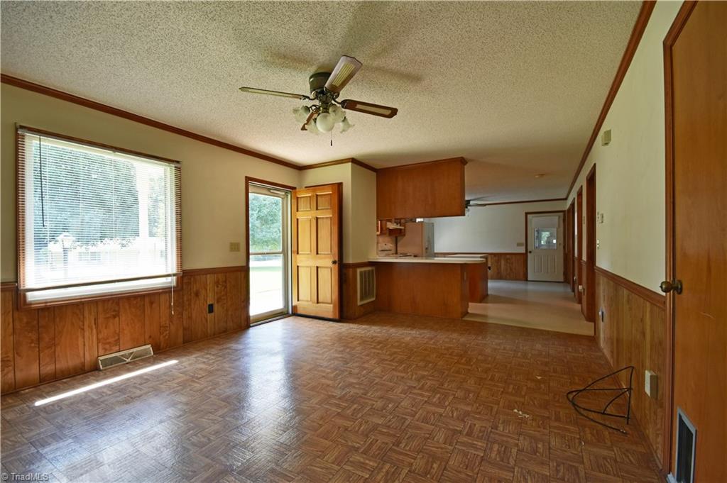 1058 Priddy Road King, NC 27021 - Photo 4 of 29 Living room