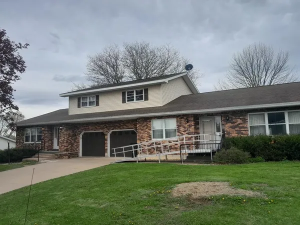 $248,000 | 335-337 East Alona Lane, Lancaster, WI 53813