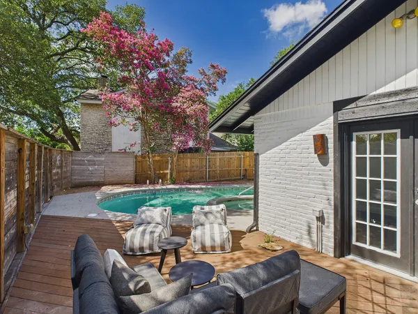 a view of backyard with outdoor seating and plants