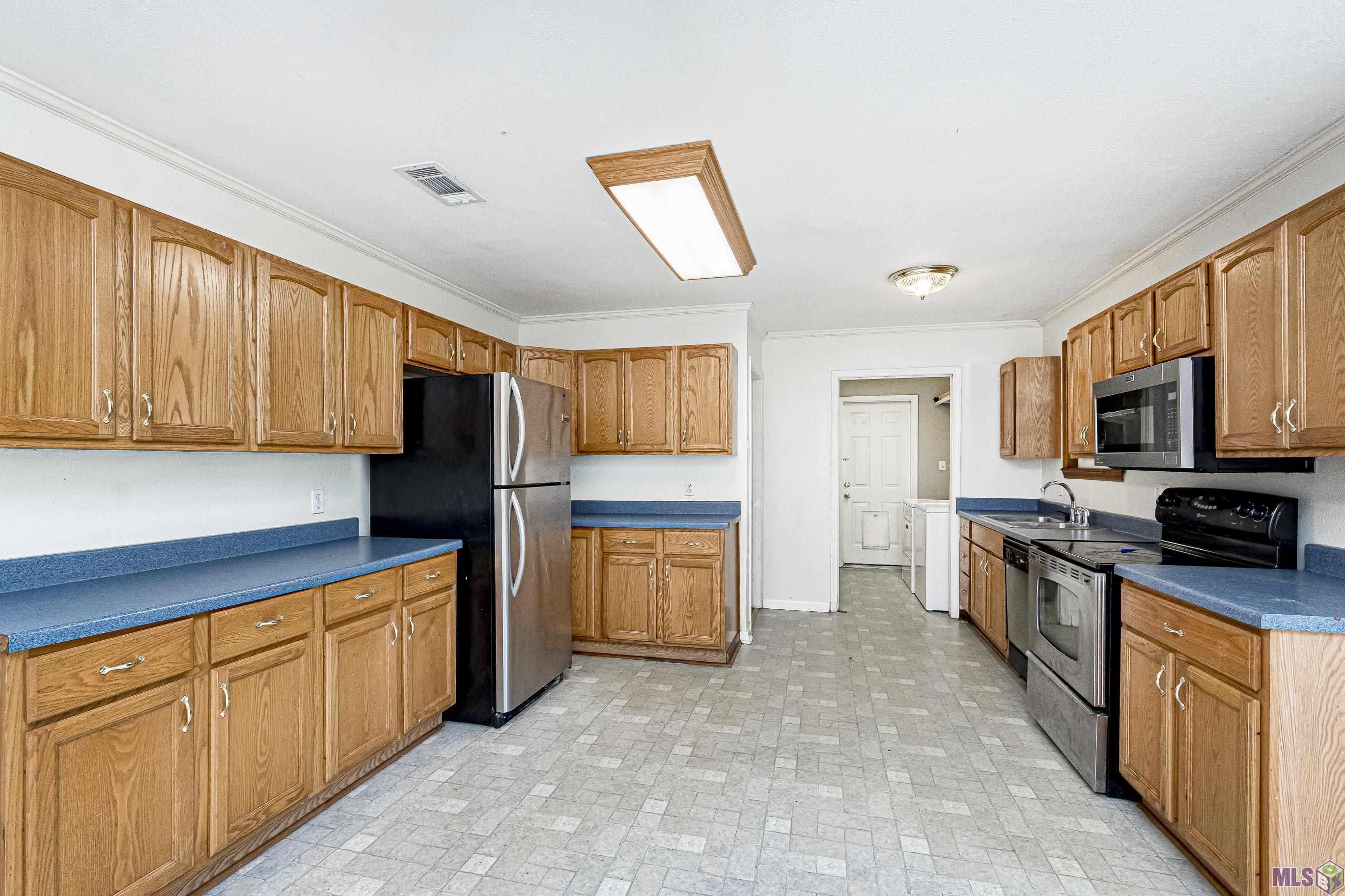 775 Dentation Drive Baton Rouge, LA 70808 - Photo 3 of 10 LARGE KITCHEN