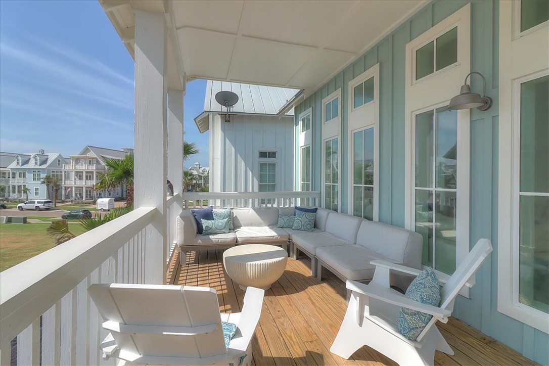 204 Round Road Port Aransas, TX 78373 - Photo 20 of 33 a living room with furniture and a large window