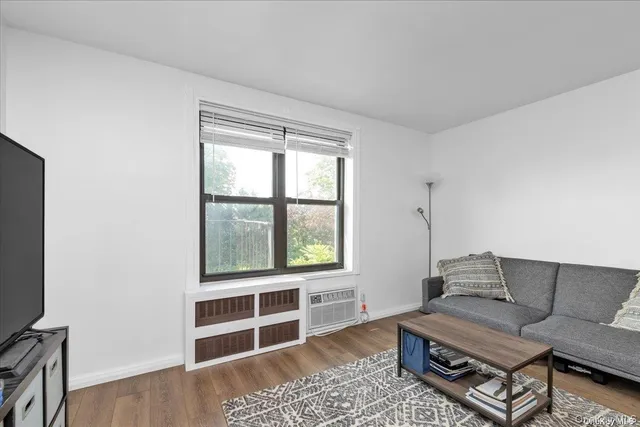 $215,000 | 209-10 41st Avenue, Unit 3R | Bayside