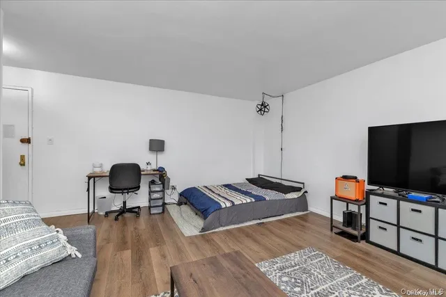 $215,000 | 209-10 41st Avenue, Unit 3R | Bayside