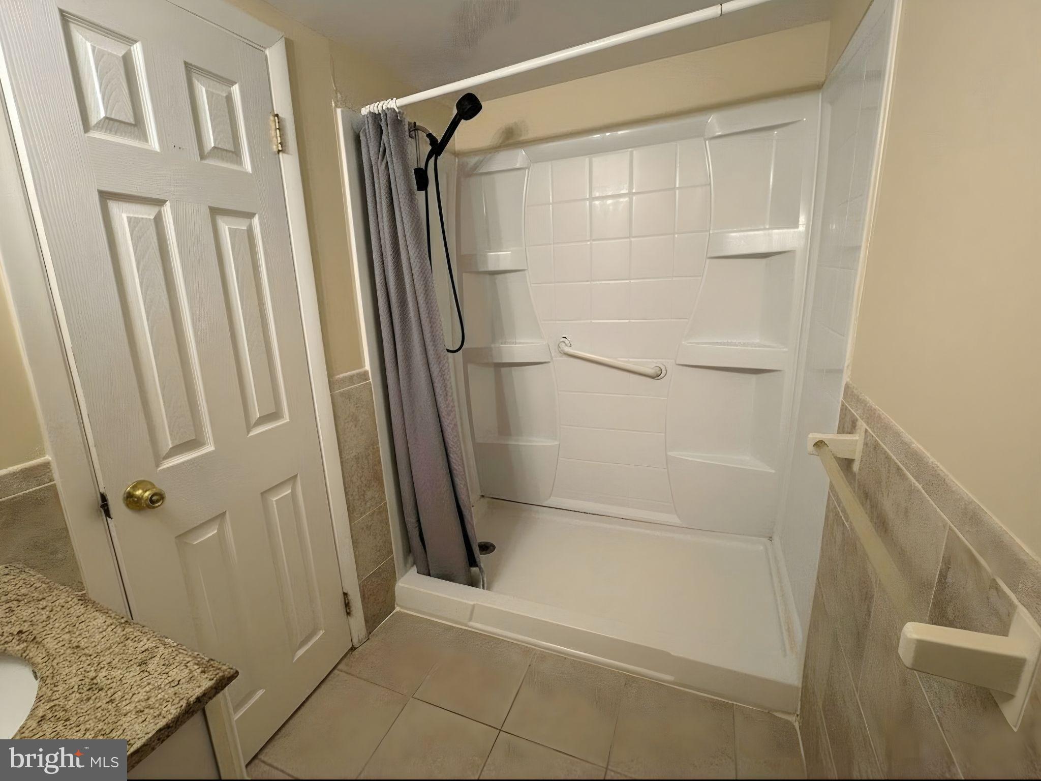 7 Rockford Road, Unit F1 Wilmington, DE 19806 - Photo 13 of 16 a bathroom with a shower