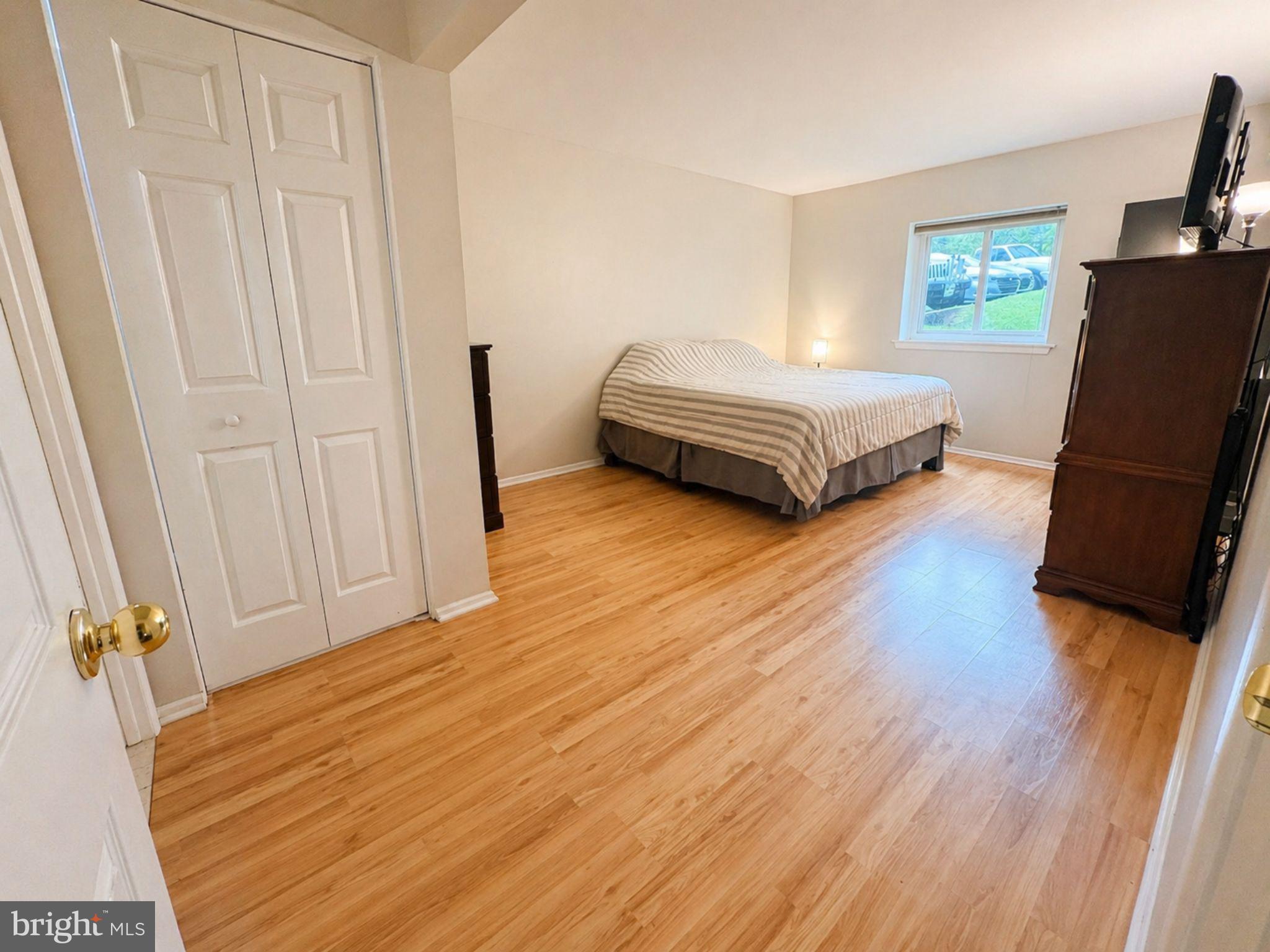 7 Rockford Road, Unit F1 Wilmington, DE 19806 - Photo 5 of 16 a spacious bedroom with a bed and a couch