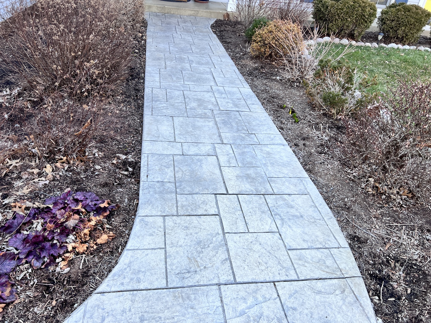 188 Hamilton Lane Wheaton, IL 60189 - Photo 30 of 34 a view of a pathway