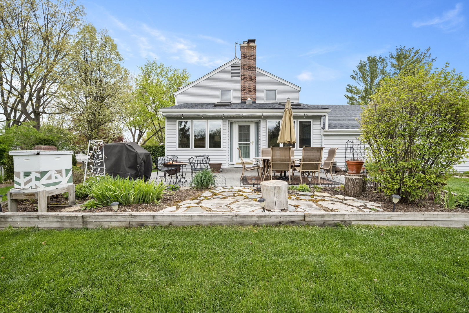 188 Hamilton Lane Wheaton, IL 60189 - Photo 3 of 34 a front view of a house with garden