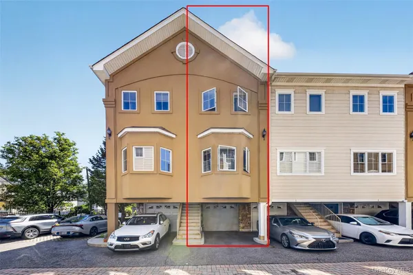 $479,000 | 330 Maple Avenue, Unit 2, Westbury, NY 11590