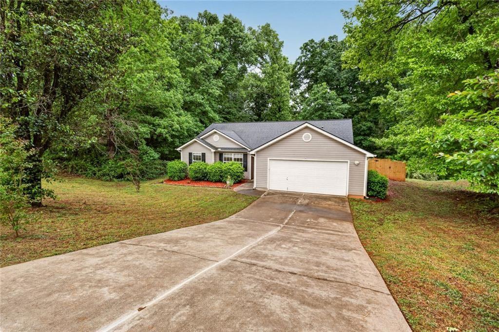 466 Raymond Drive Winder, GA 30680 - Photo 30 of 33 a front view of house with yard and green space