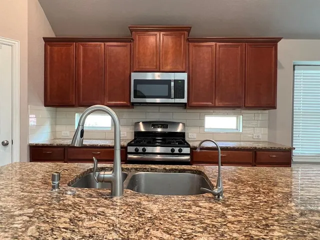 $2,295 | 326 Adoquin Trail, Buda, TX 78610