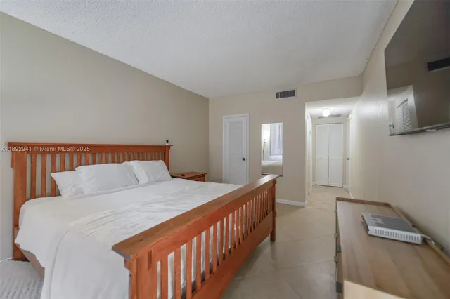 $2,500 | 1980 South Ocean Drive, Unit 4L, Hallandale Beach, FL 33009