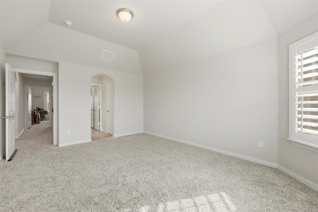 418 Crestview Drive Midlothian, TX 76065 - Photo 25 of 39 an empty room with windows and closet