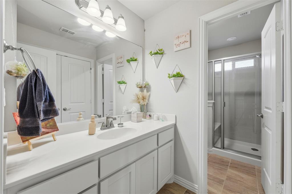 418 Crestview Drive Midlothian, TX 76065 - Photo 27 of 39 a bathroom with a sink and a mirror