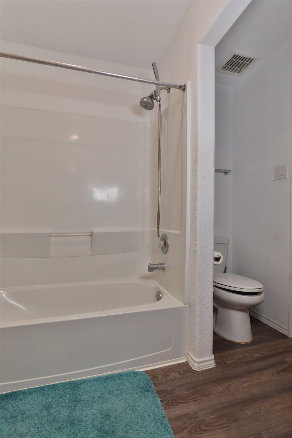 184 Kelly Street Angleton, TX 77515 - Photo 15 of 29 a bathroom with a toilet and a bathtub