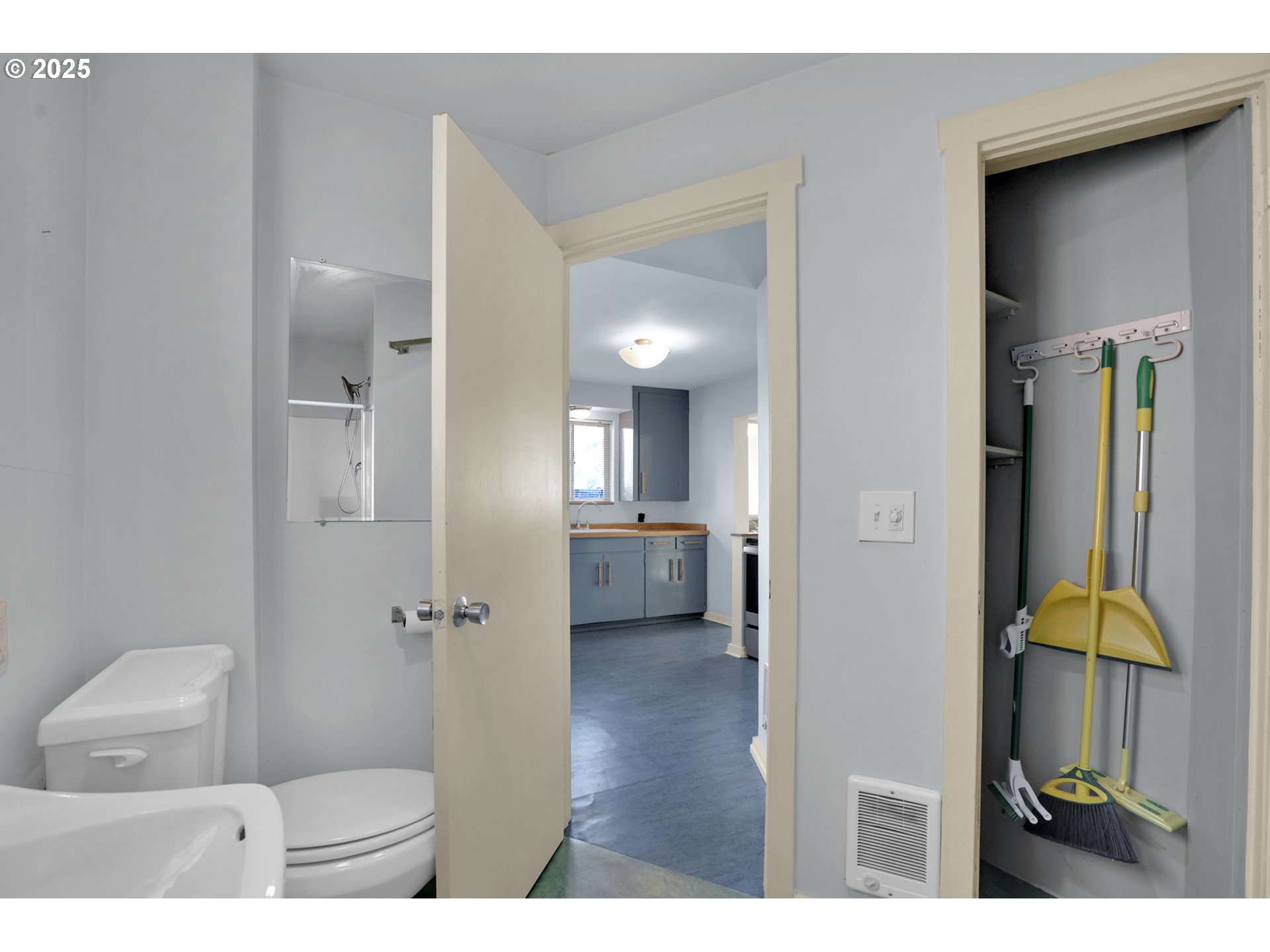 728 East Whiteaker Avenue Cottage Grove, OR 97424 - Photo 19 of 38 a bathroom with a toilet and a shower