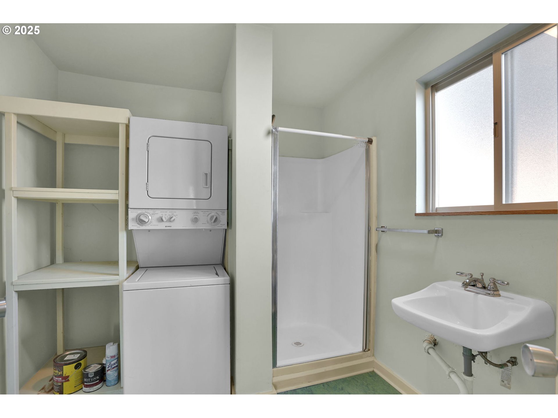 728 East Whiteaker Avenue Cottage Grove, OR 97424 - Photo 20 of 38 a bathroom with a sink and a toilet