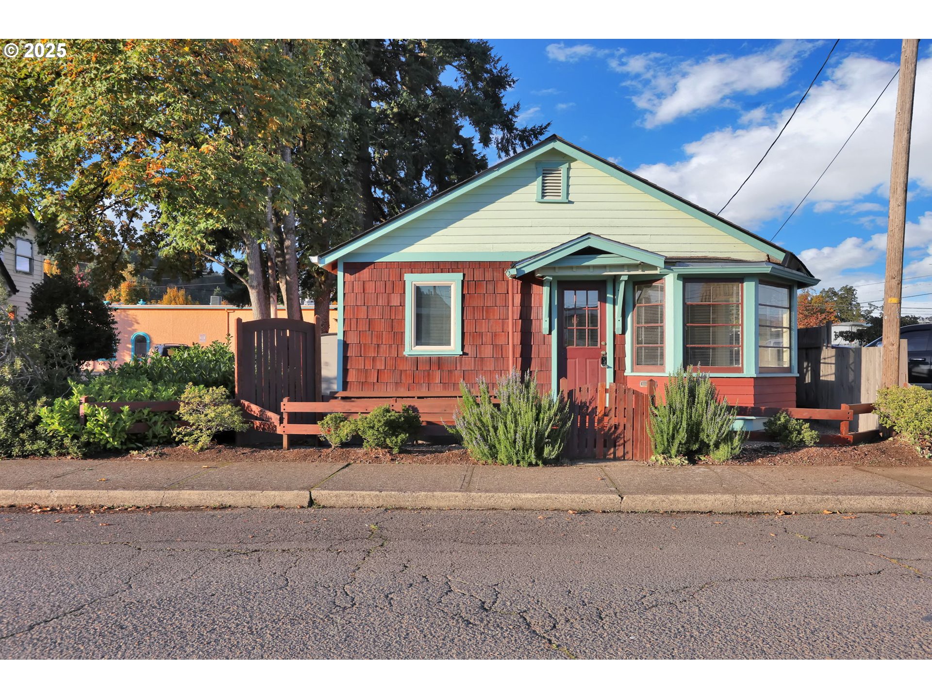 728 East Whiteaker Avenue Cottage Grove, OR 97424 - Photo 29 of 38 a front view of a house with garden