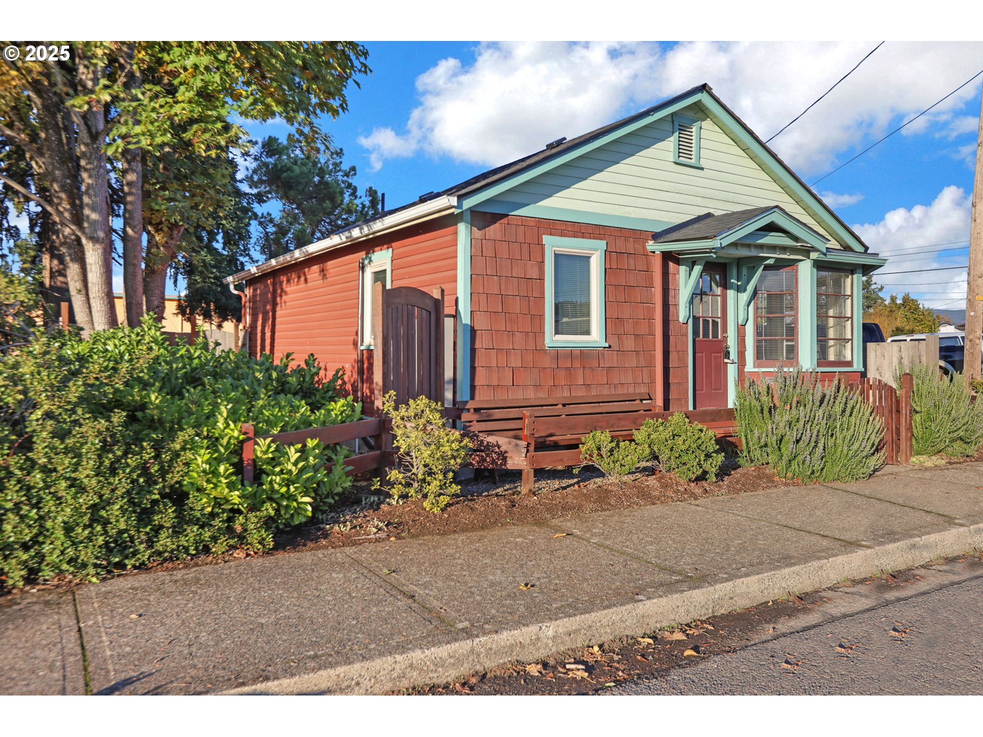 728 East Whiteaker Avenue Cottage Grove, OR 97424 - Photo 3 of 38 a front view of a house with garden