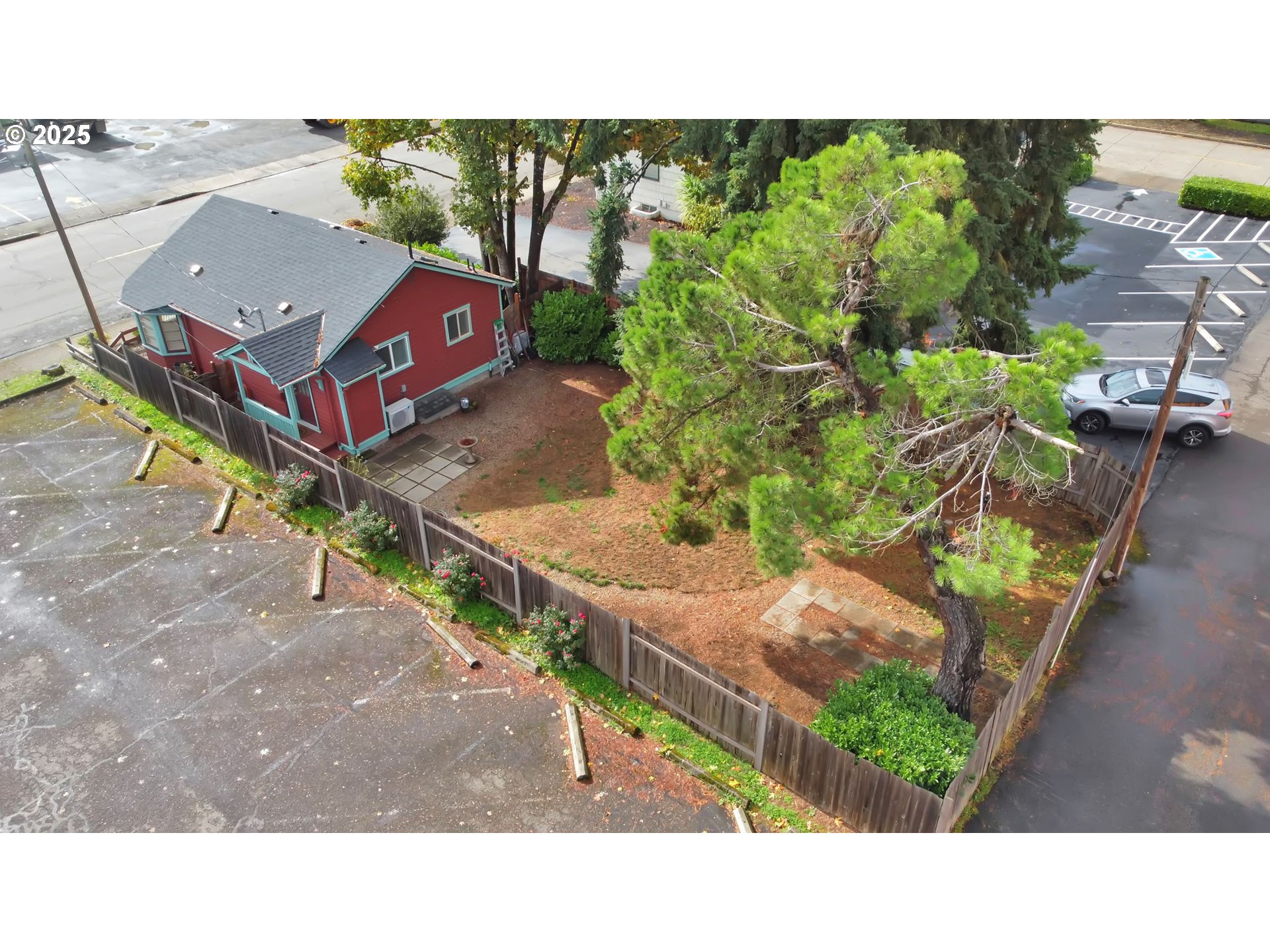 728 East Whiteaker Avenue Cottage Grove, OR 97424 - Photo 31 of 38 a black and white photo of a house