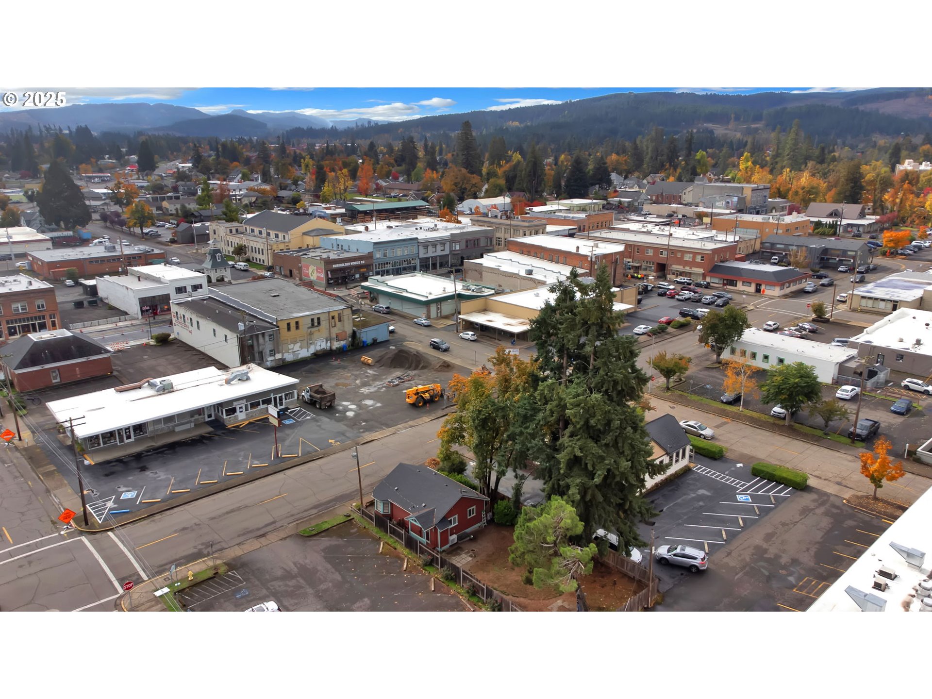 728 East Whiteaker Avenue Cottage Grove, OR 97424 - Photo 32 of 38 a view of city and mountain