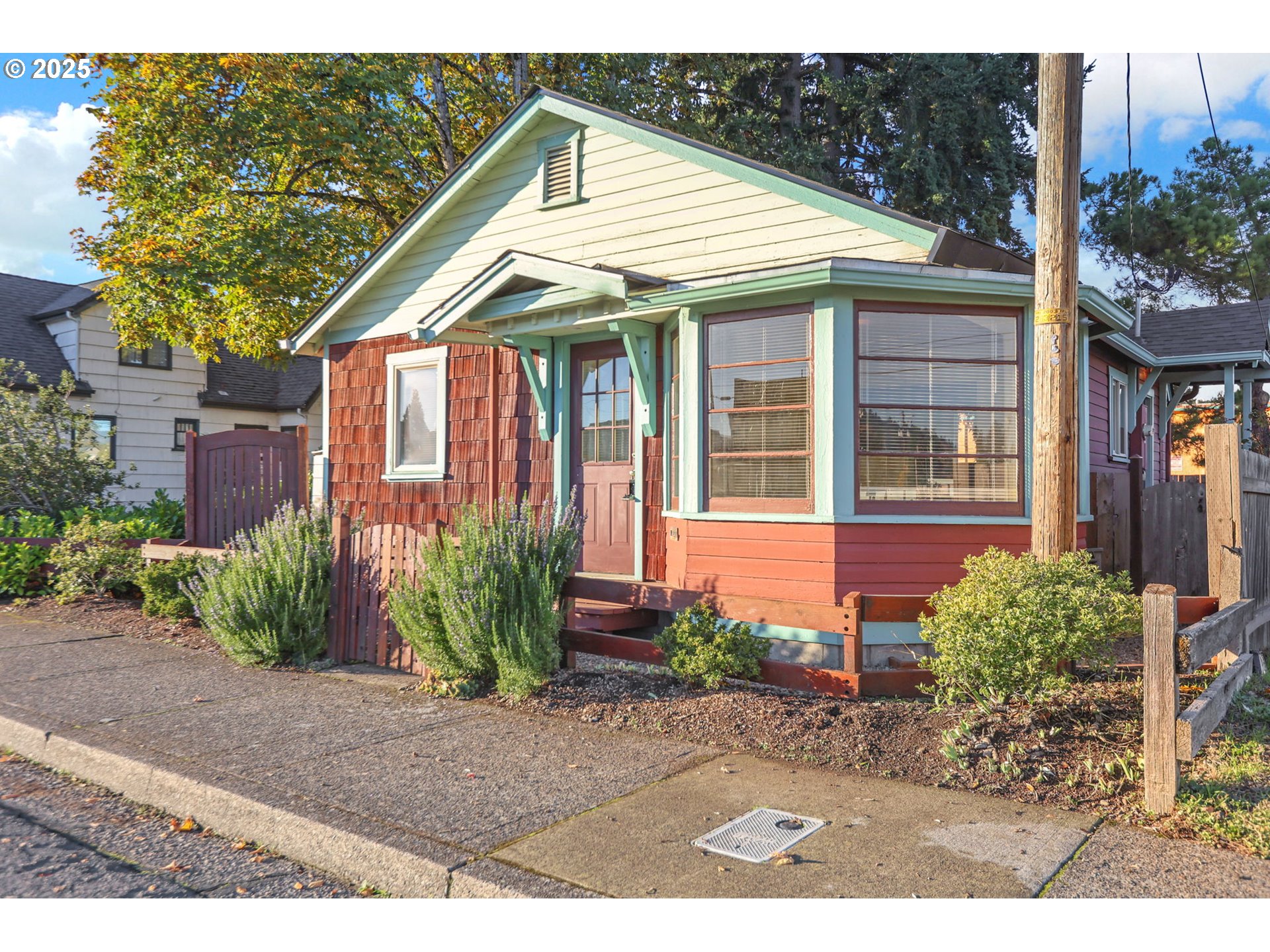 728 East Whiteaker Avenue Cottage Grove, OR 97424 - Photo 4 of 38 a front view of a house with garden