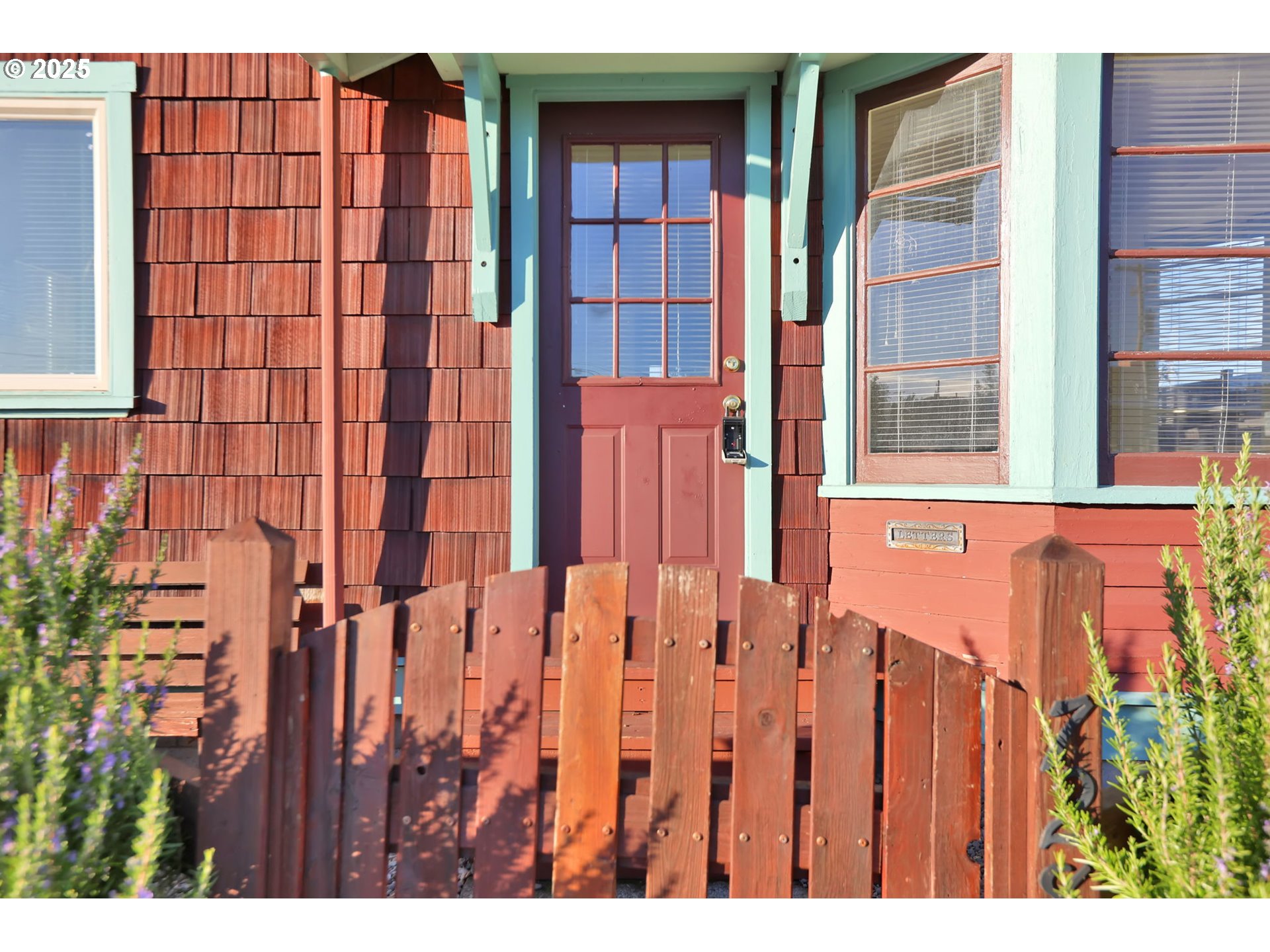 728 East Whiteaker Avenue Cottage Grove, OR 97424 - Photo 5 of 38 a view of a building