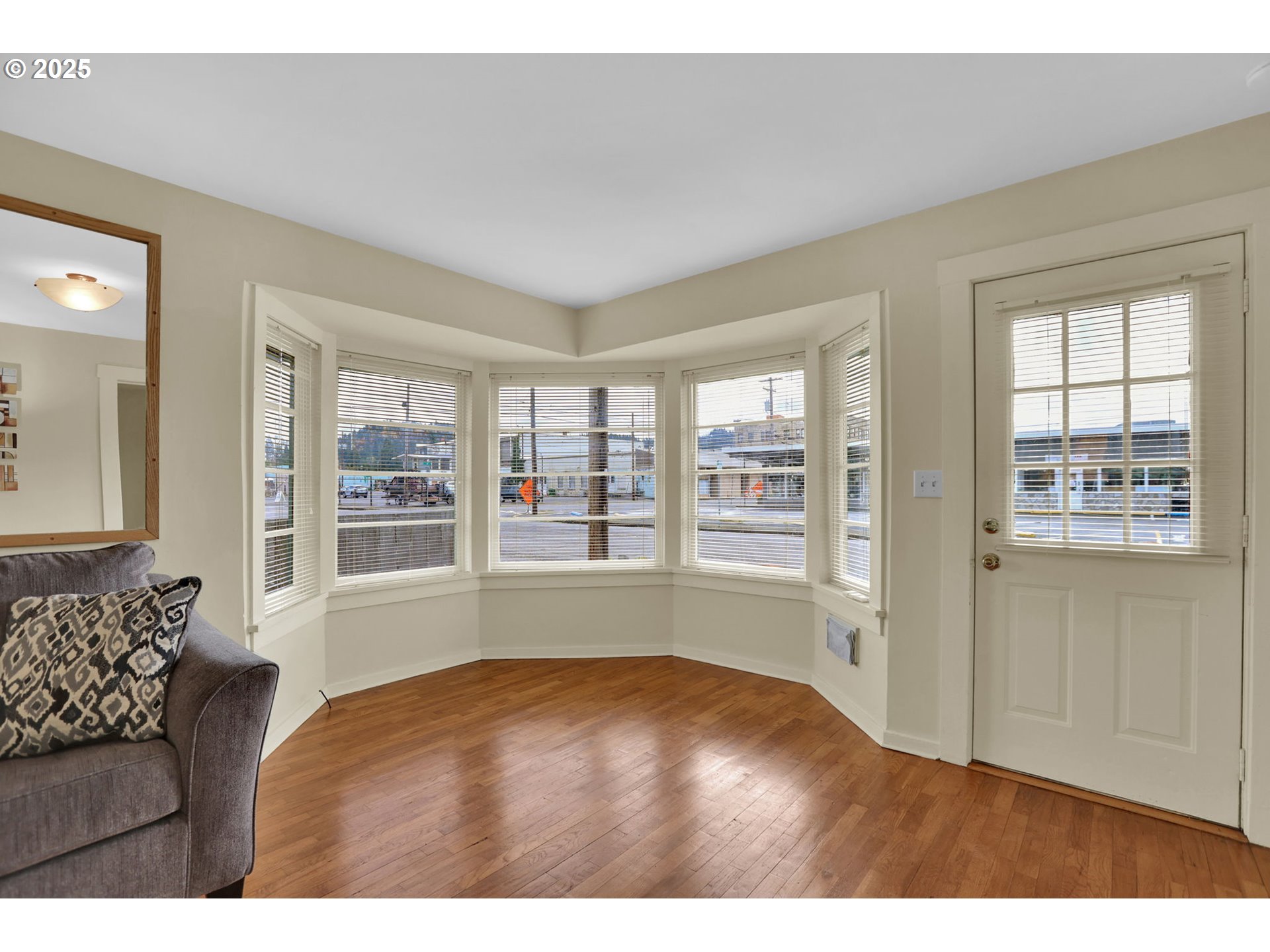 728 East Whiteaker Avenue Cottage Grove, OR 97424 - Photo 6 of 38 a living room with furniture and windows