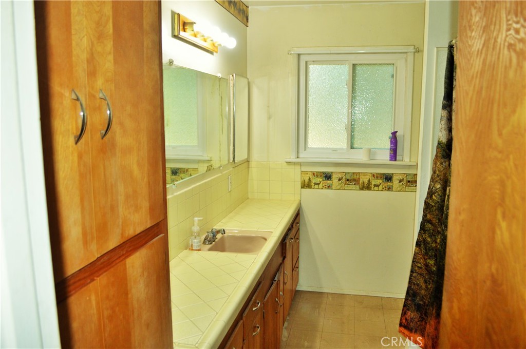 53337 Tollgate Road Idyllwild, CA 92549 - Photo 9 of 30 a bathroom with a tub and a sink