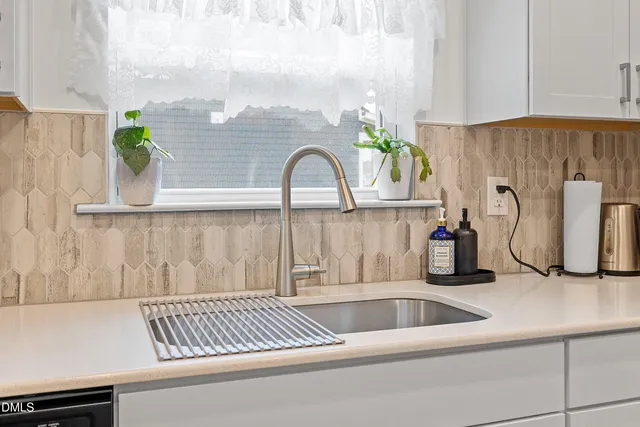 a close view of sink and tap