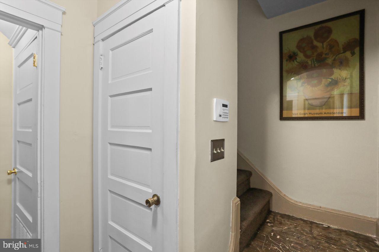 833 Arlington Road York, PA 17403 - Photo 4 of 25 Charming entryway with artistic flair.