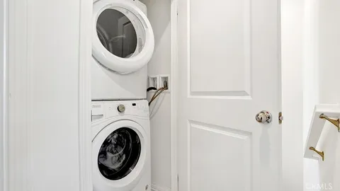 a close up view of a washer and dryer