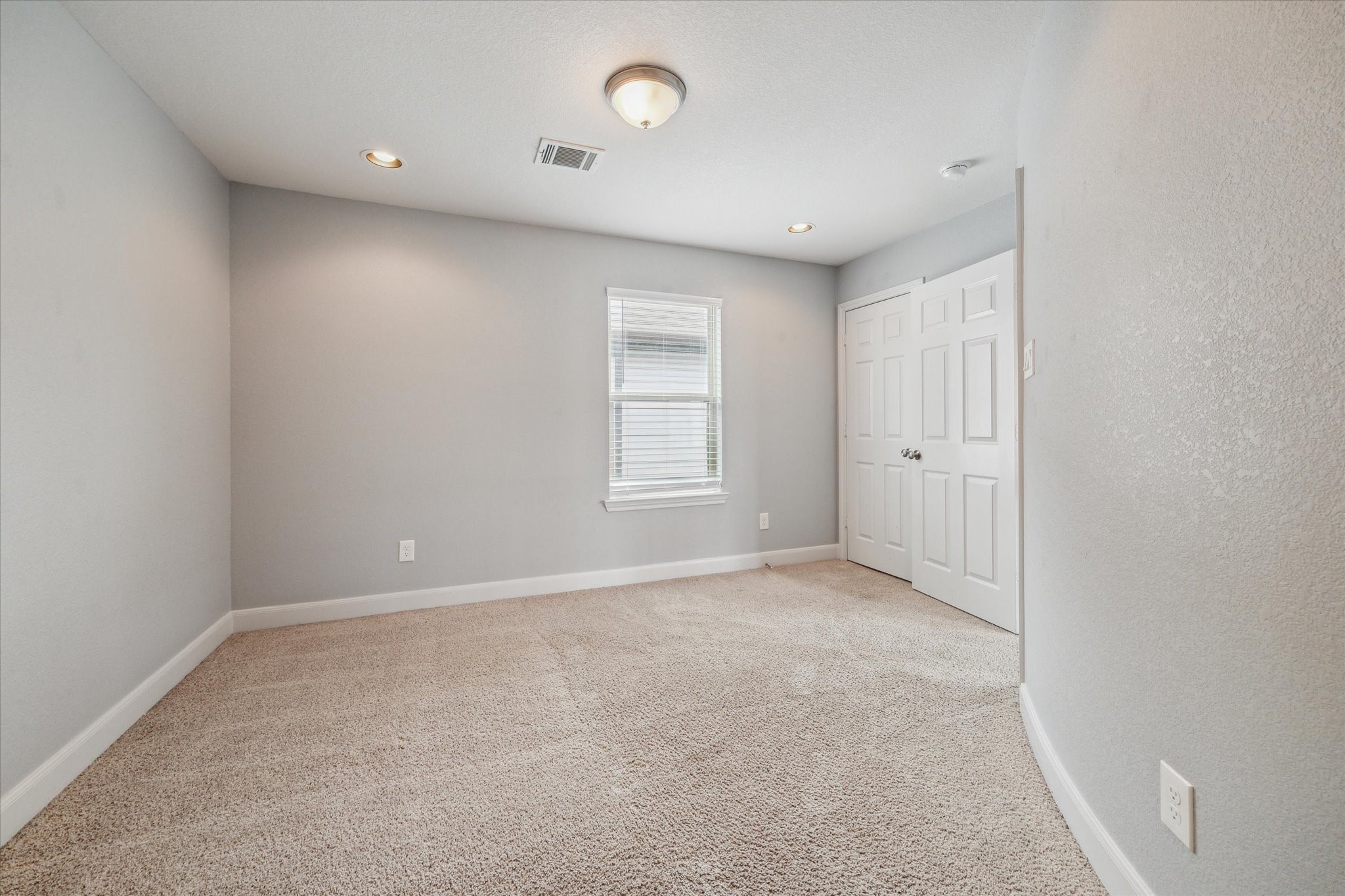 4916 Talina Way Houston, TX 77041 - Photo 11 of 25 an empty room with windows and closet