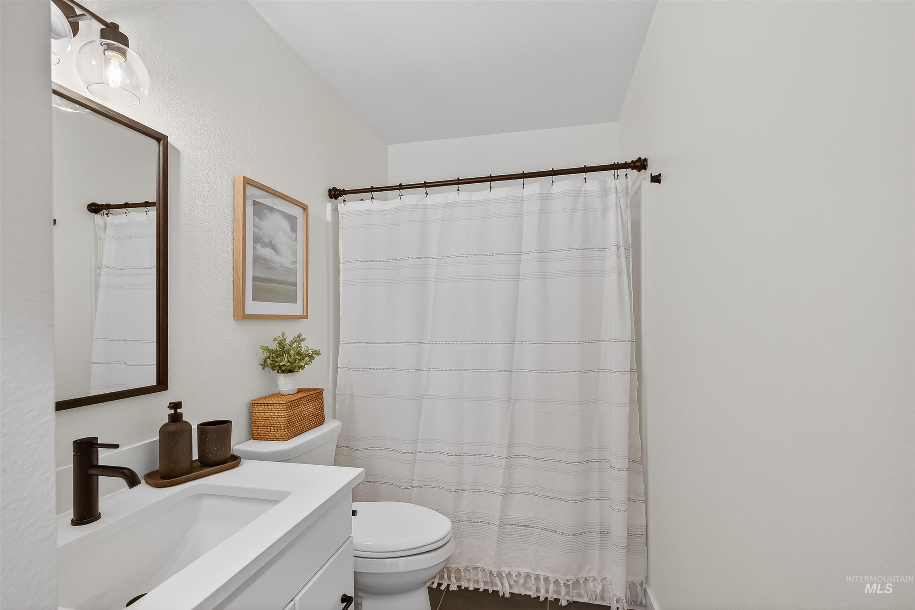2922 Garfield Court Lewiston, ID 83501 - Photo 20 of 30 Full bath with vanity and a shower with curtain
