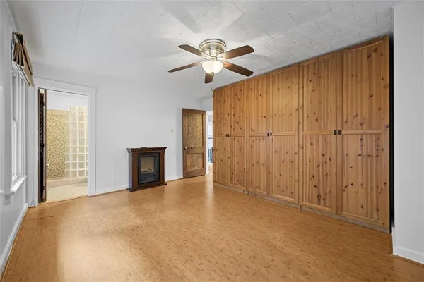 a view of a livingroom with a ceiling fan window and a ceiling fan