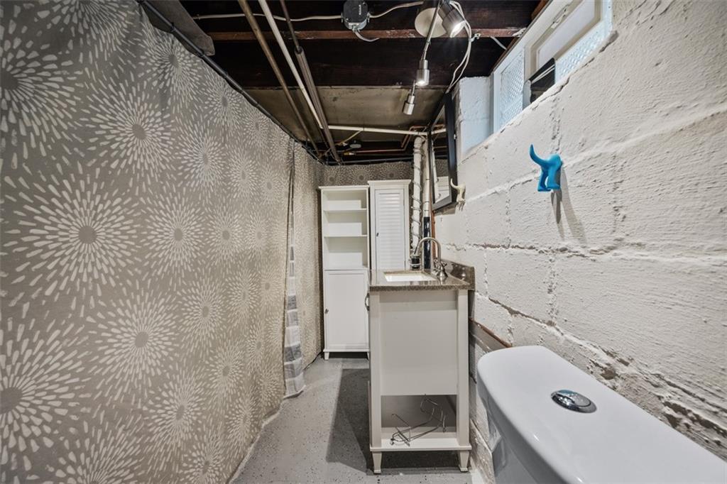 28 Underhill Street Pittsburgh, PA 15205 - Photo 28 of 44 a utility room with dryer and washer
