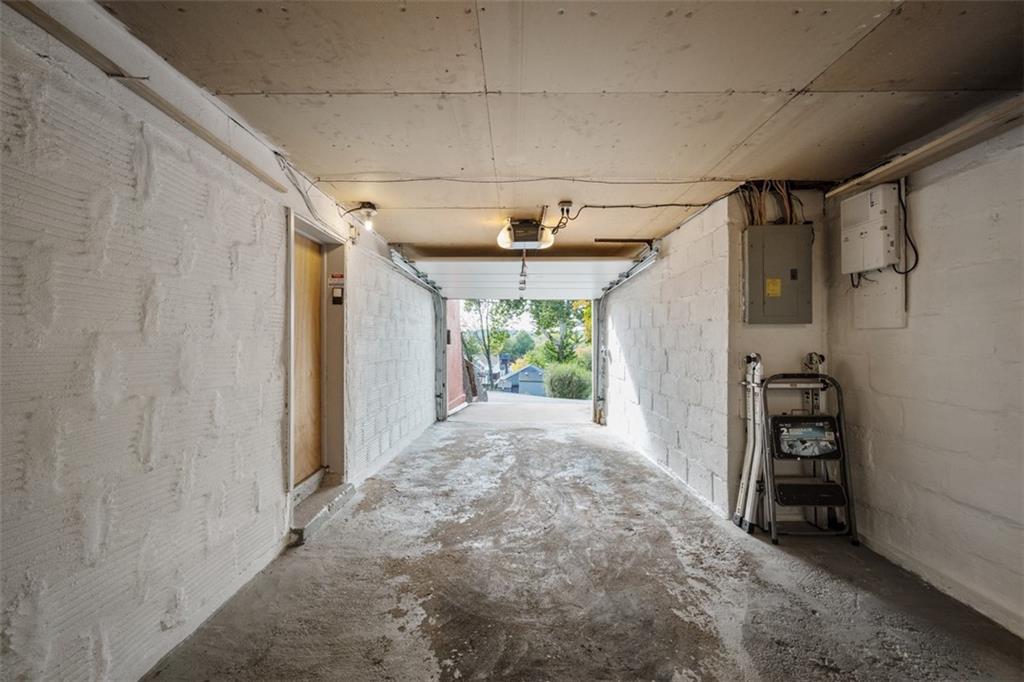 28 Underhill Street Pittsburgh, PA 15205 - Photo 31 of 44 a view of a hallway with a window