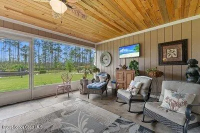 a view of a back yard