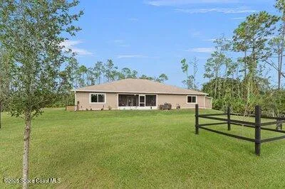 a view of a backyard