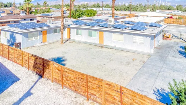 a view of a backyard