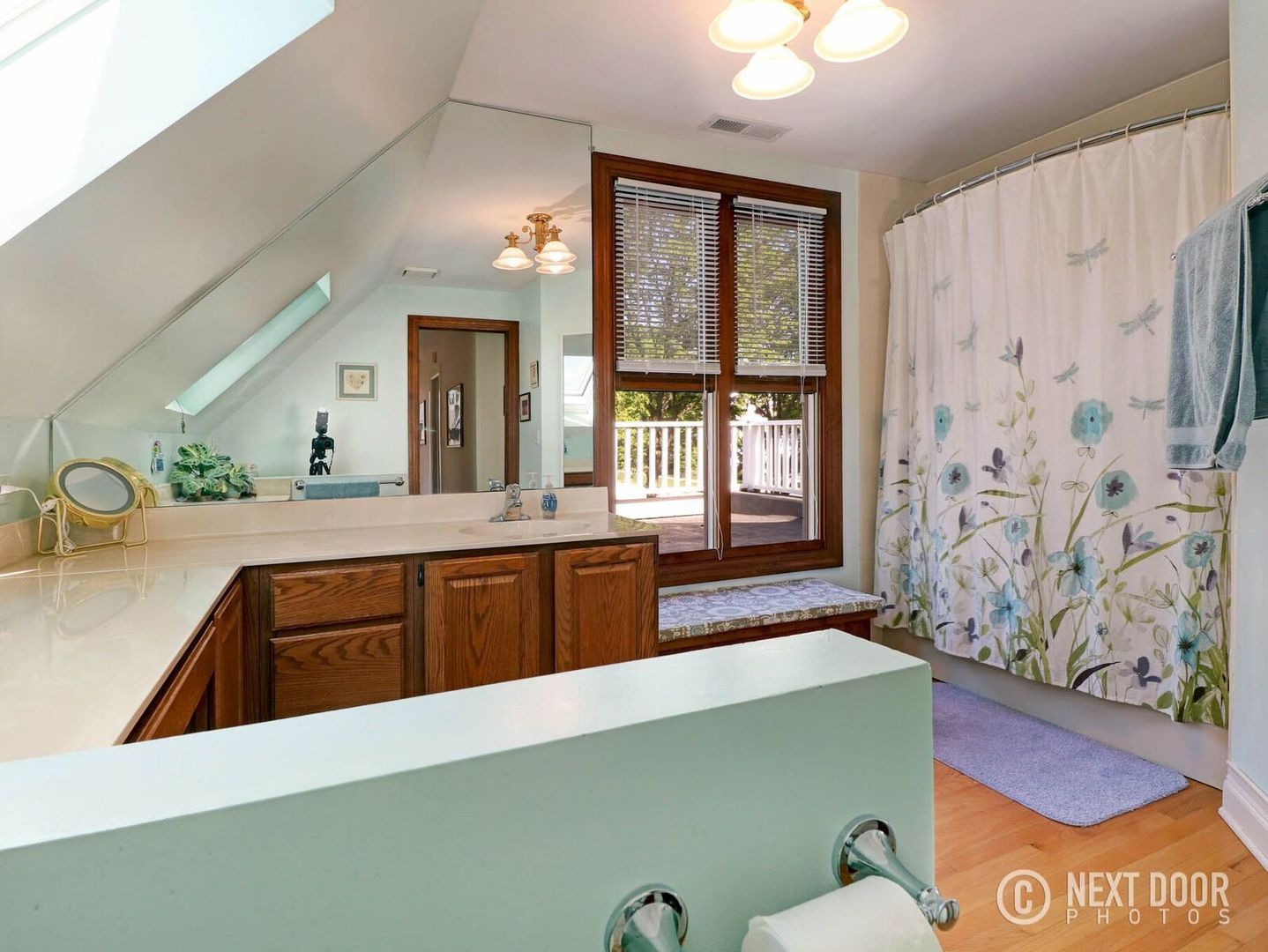 125 South Maple Street Itasca, IL 60143 - Photo 20 of 24 a spacious bathroom with a sink a large mirror and a bathtub