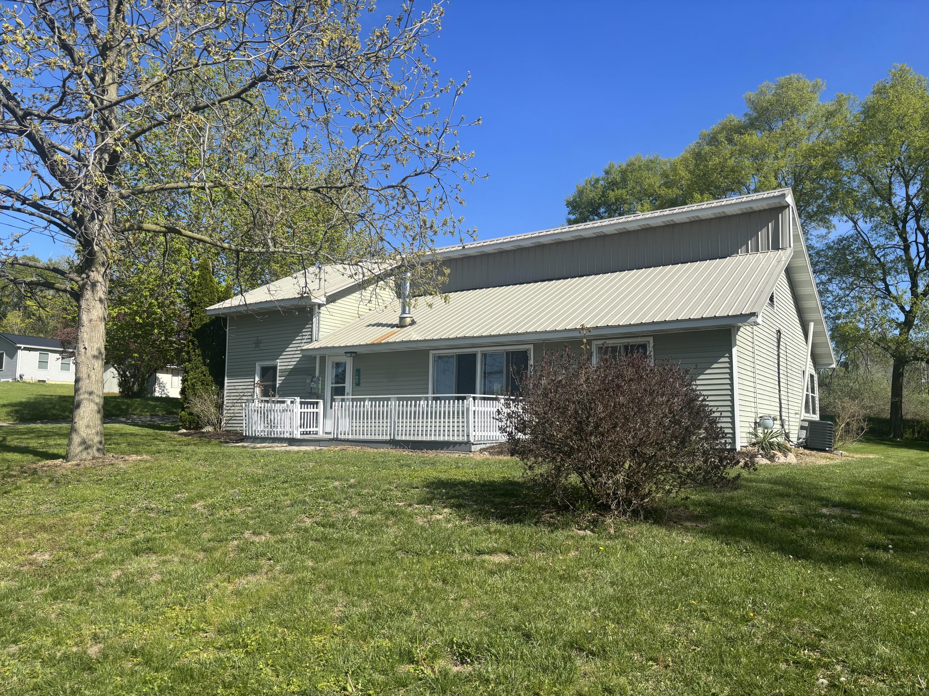 126 East Maple Street Muir, MI 48860 - Photo 2 of 28 IMG_8193
