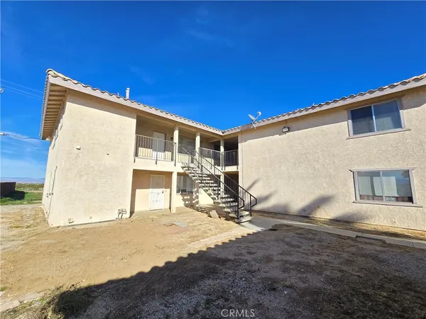 a view of a house with backyard
