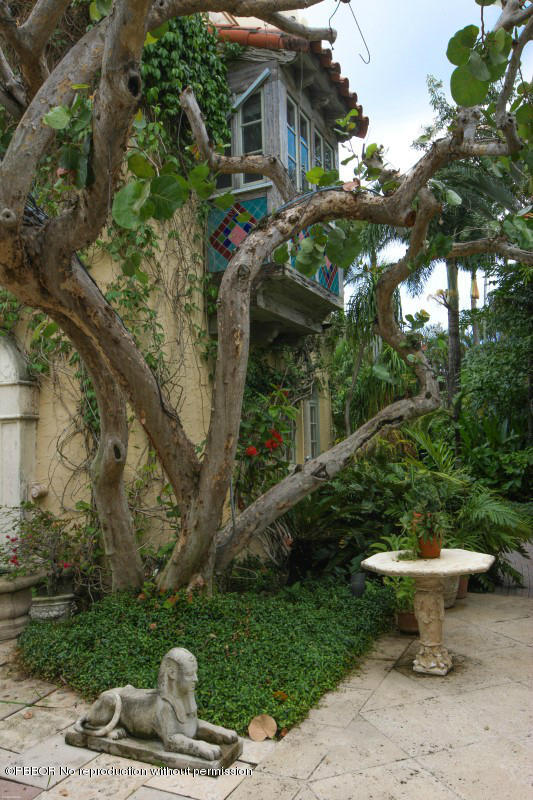 322 Clarke Avenue Palm Beach, FL 33480 - Photo 20 of 28 a view of a backyard with plants and outdoor seating