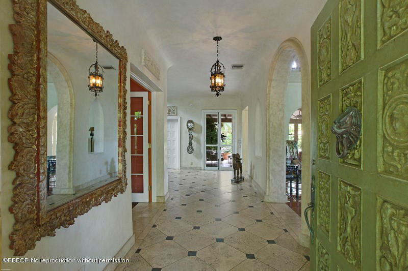 322 Clarke Avenue Palm Beach, FL 33480 - Photo 4 of 28 a view of a hallway with interior of the house