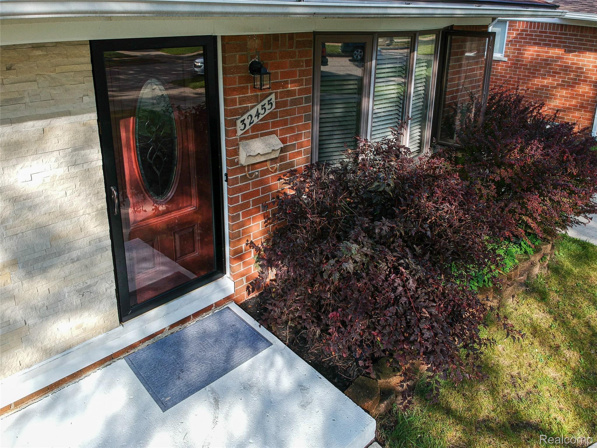 32455 Ridgefield Avenue Warren, MI 48088 - Photo 4 of 34 Front porch.jpg